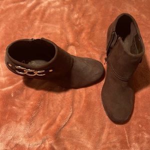 Never Worn Size 7 Brown Booties with heel A2 by Aerosoles